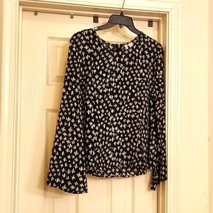 Black & white blouse. Bell sleeves. Zipper in the back